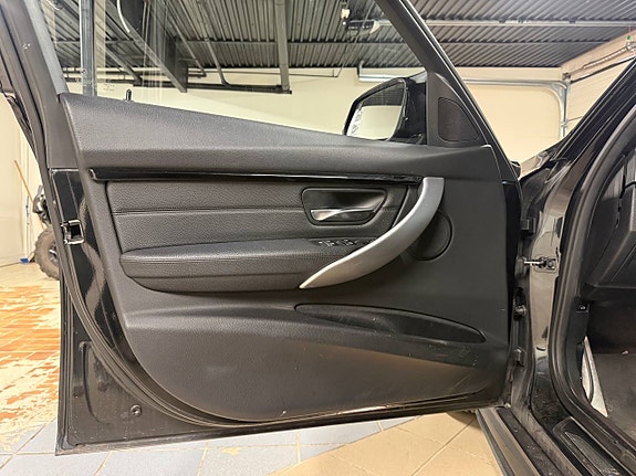 BMW 320i 5 of 30