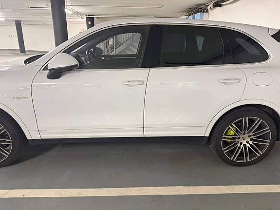 Porsche Cayenne 2 of 9