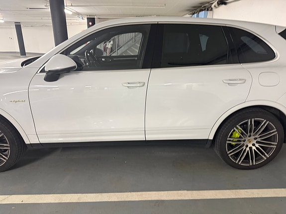 Porsche Cayenne 3 of 9