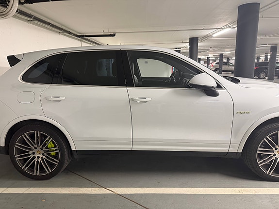 Porsche Cayenne 4 of 9