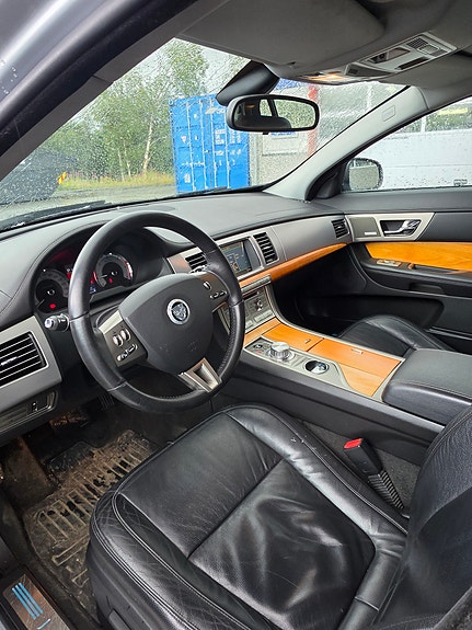 Jaguar XF 8 of 15