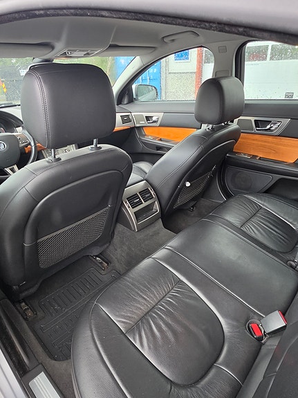 Jaguar XF 9 of 15