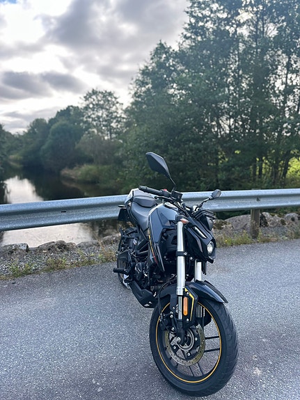 VOGE 125 R 3 of 5