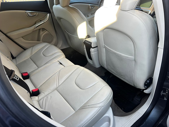Volvo V40 Cross Country 2 of 16