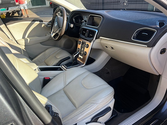 Volvo V40 Cross Country 11 of 16