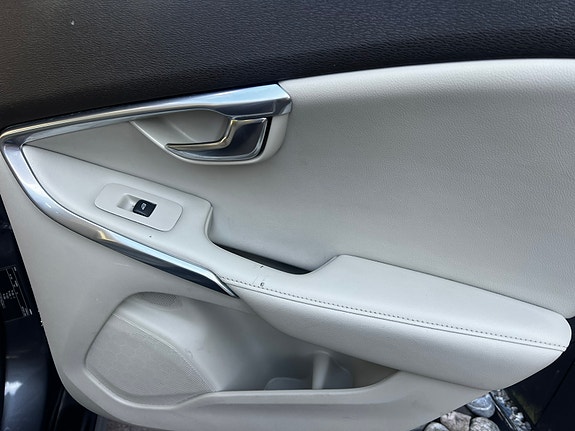 Volvo V40 Cross Country 3 of 16