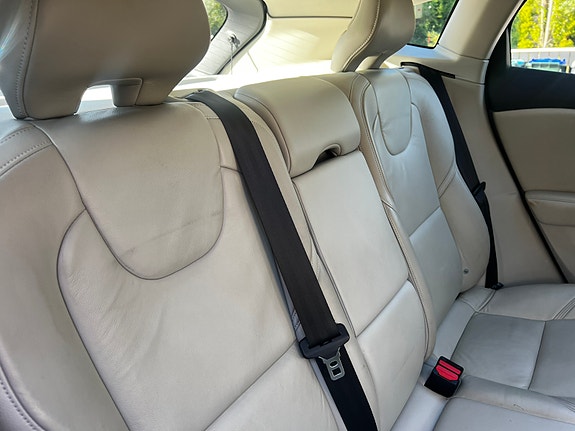 Volvo V40 Cross Country 4 of 16