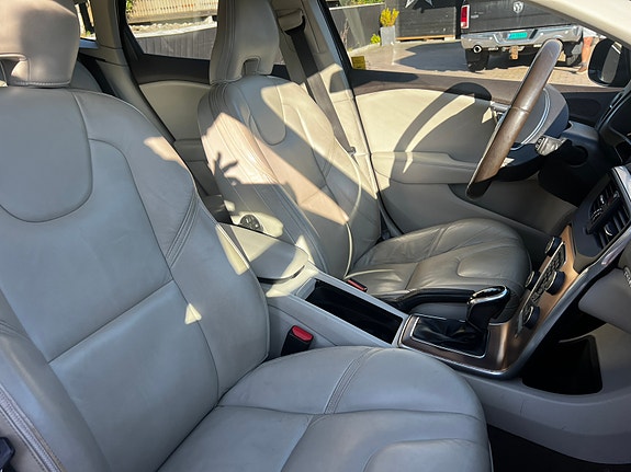 Volvo V40 Cross Country 13 of 16