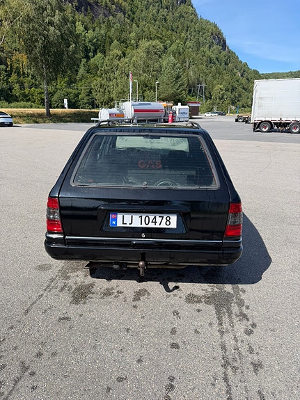 Mercedes-Benz E300 6 of 19
