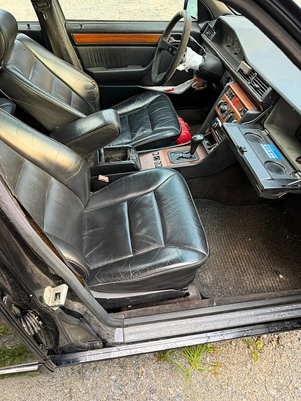 Mercedes-Benz E300 8 of 19