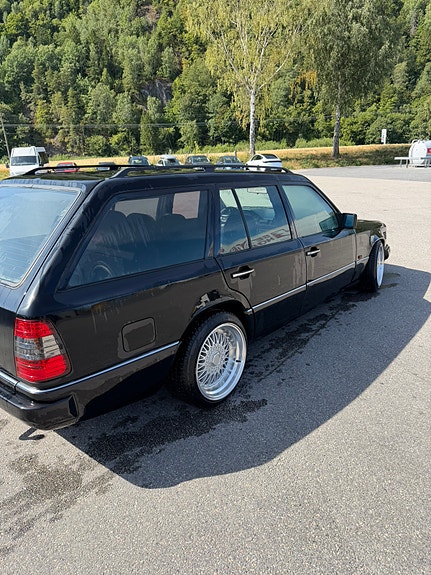 Mercedes-Benz E300 5 of 19
