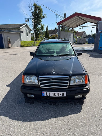 Mercedes-Benz E300 3 of 19