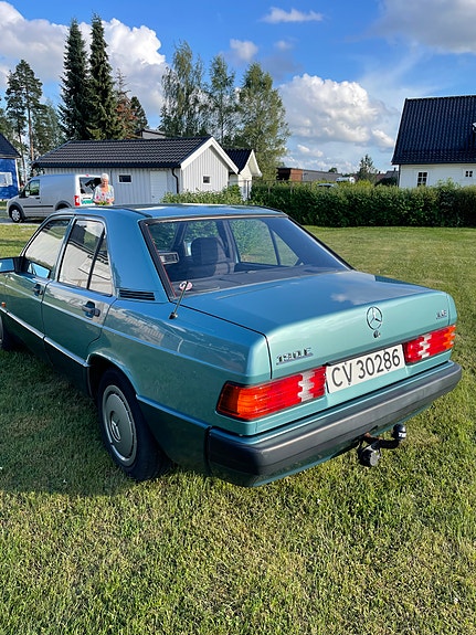 Mercedes-Benz 190 E 2 of 14