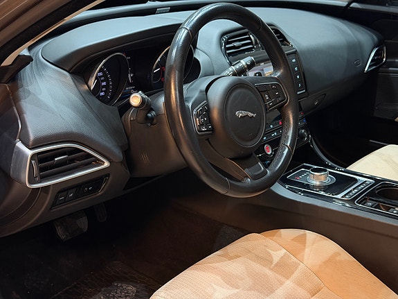 Jaguar XE 24 of 30