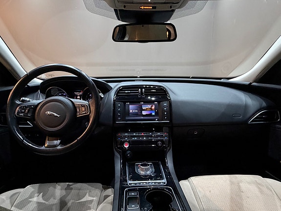 Jaguar XE 27 of 30