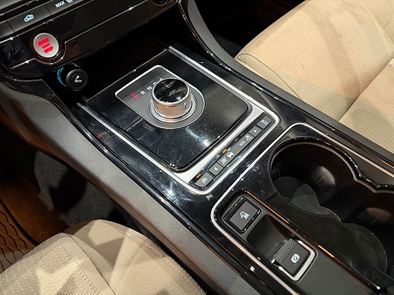 Jaguar XE 25 of 30
