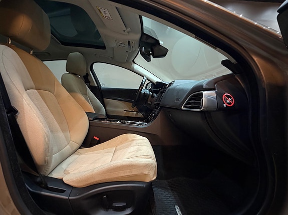 Jaguar XE 18 of 30