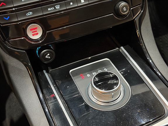 Jaguar XE 26 of 30