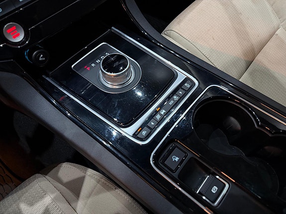 Jaguar XE 29 of 30