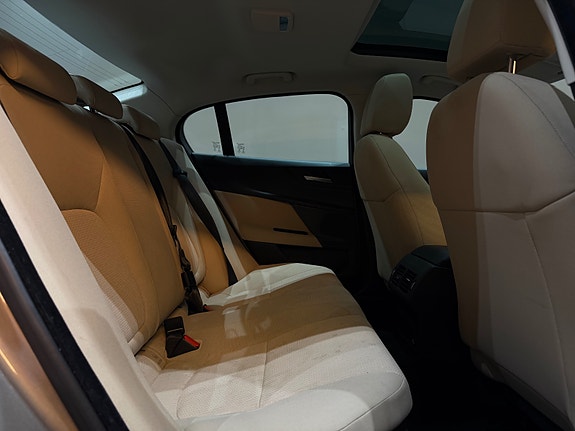 Jaguar XE 20 of 30