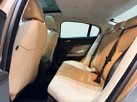 Jaguar XE 21 of 30