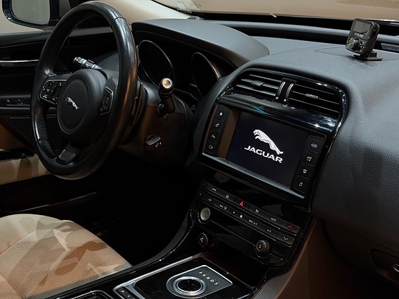 Jaguar XE 19 of 30