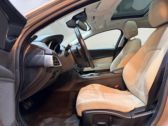 Jaguar XE 22 of 30