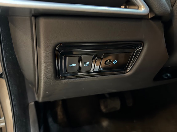 Jaguar XE 30 of 30