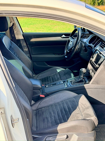 Volkswagen Passat 10 of 15