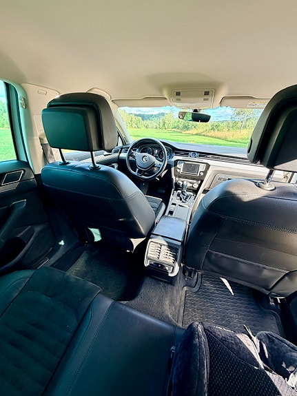 Volkswagen Passat 12 of 15