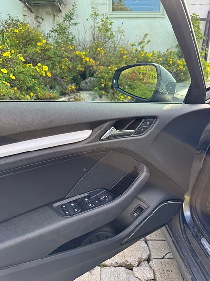 Audi e-tron 9 of 17