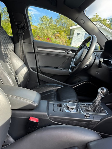 Audi e-tron 7 of 17