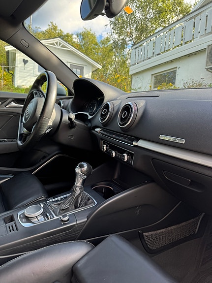 Audi e-tron 8 of 17