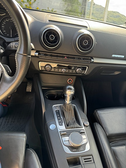 Audi e-tron 11 of 17