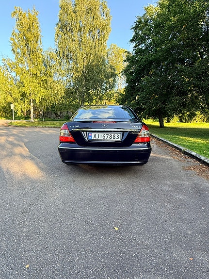 Mercedes-Benz E200 d 4 of 6