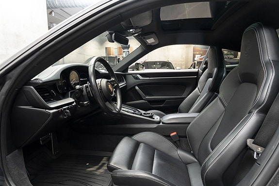 Porsche 911 Carrera 4 12 of 26