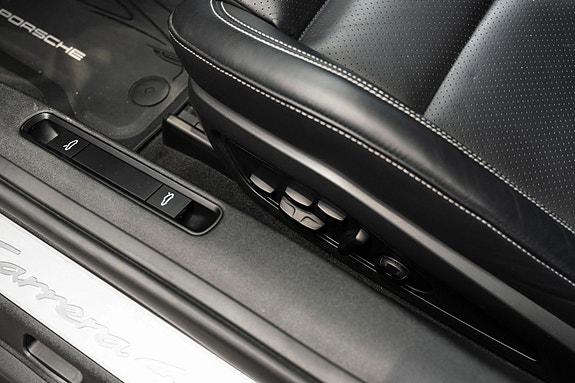 Porsche 911 Carrera 4 14 of 26