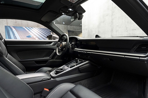 Porsche 911 Carrera 4 24 of 26