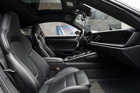 Porsche 911 Carrera 4 22 of 26