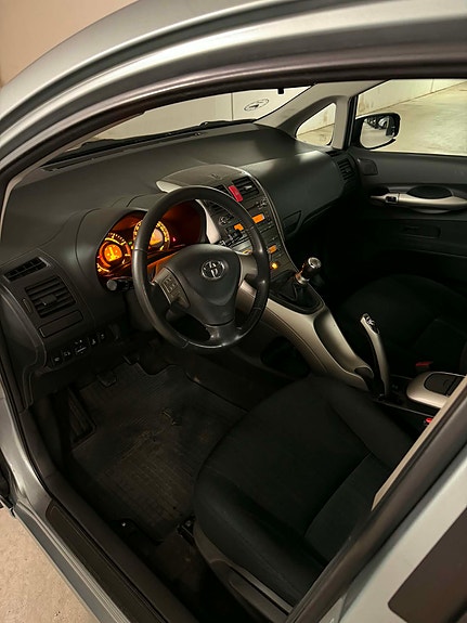 Toyota Auris 13 of 24