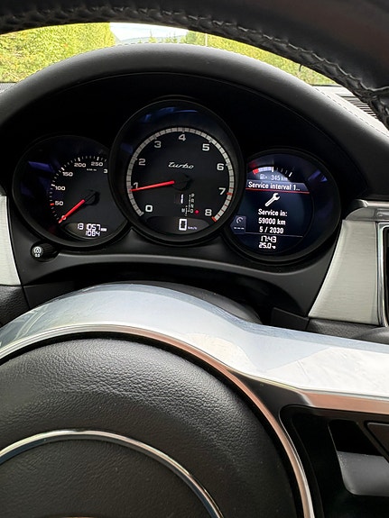 Porsche Macan Turbo 12 of 15