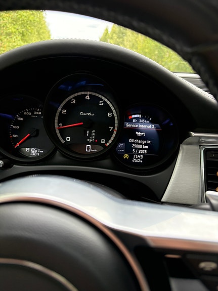 Porsche Macan Turbo 14 of 15