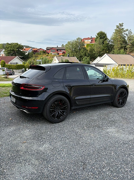 Porsche Macan Turbo 4 of 15