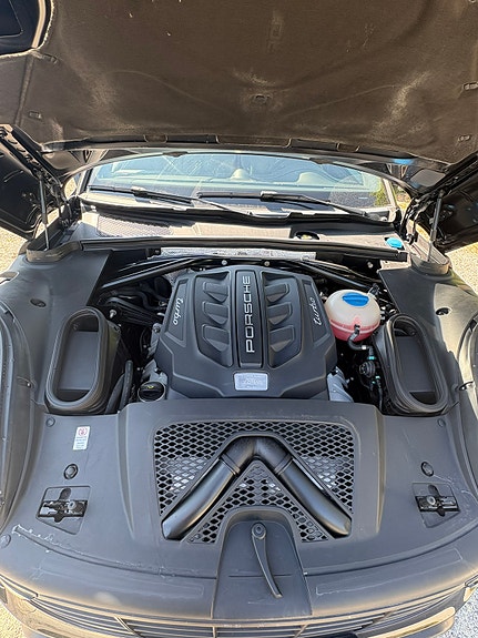 Porsche Macan Turbo 15 of 15