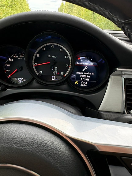Porsche Macan Turbo 13 of 15