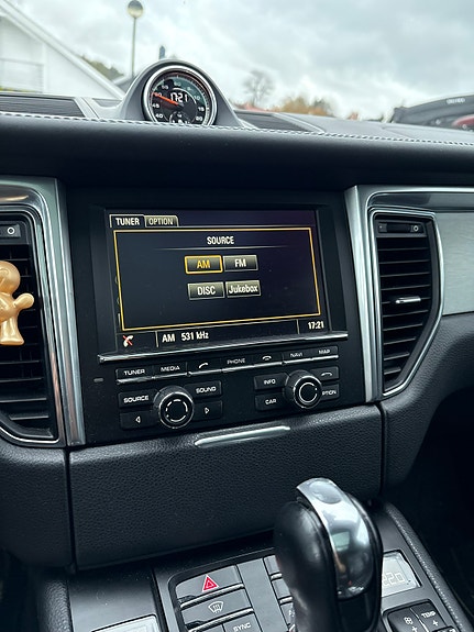 Porsche Macan Turbo 10 of 15