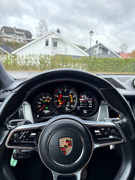 Porsche Macan Turbo 11 of 15