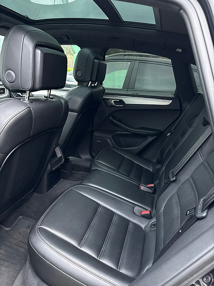 Porsche Macan Turbo 9 of 15