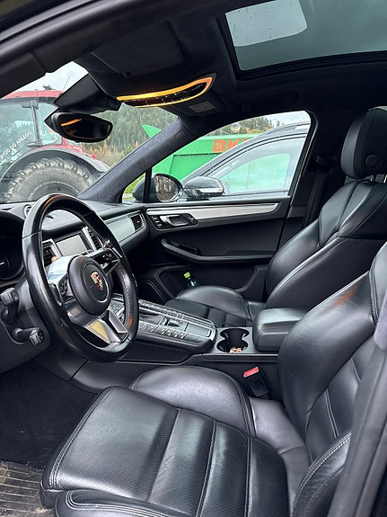 Porsche Macan Turbo 7 of 15