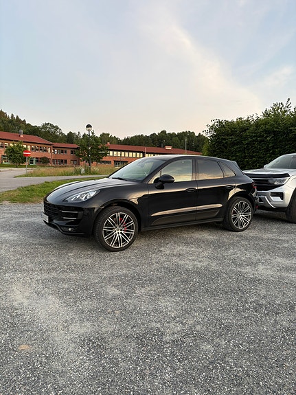 Porsche Macan Turbo 6 of 15